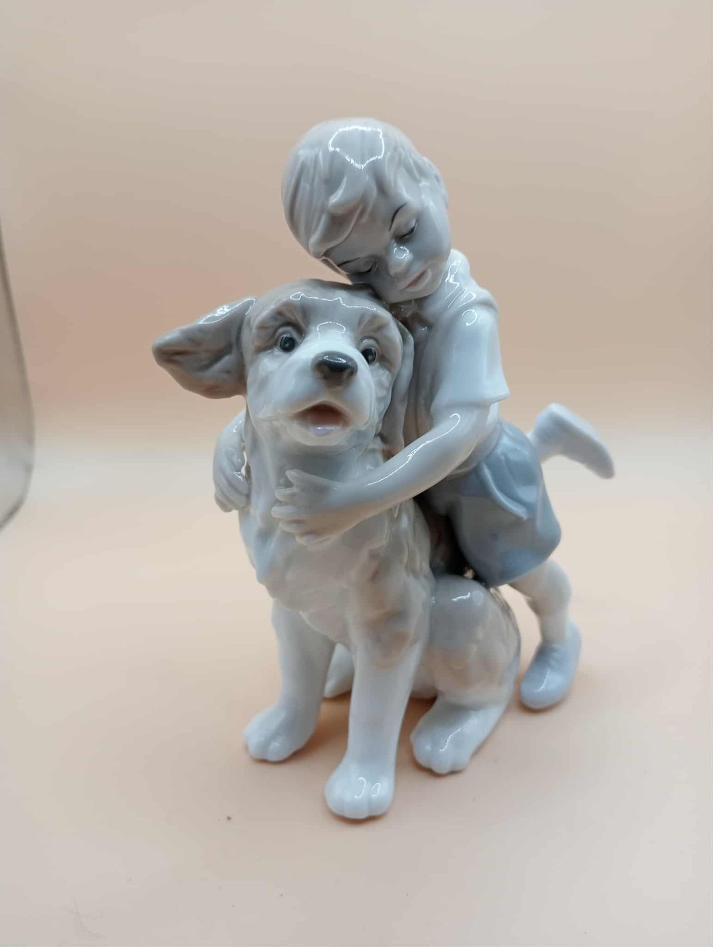 petite statue d&#39;un enfant et un chien 