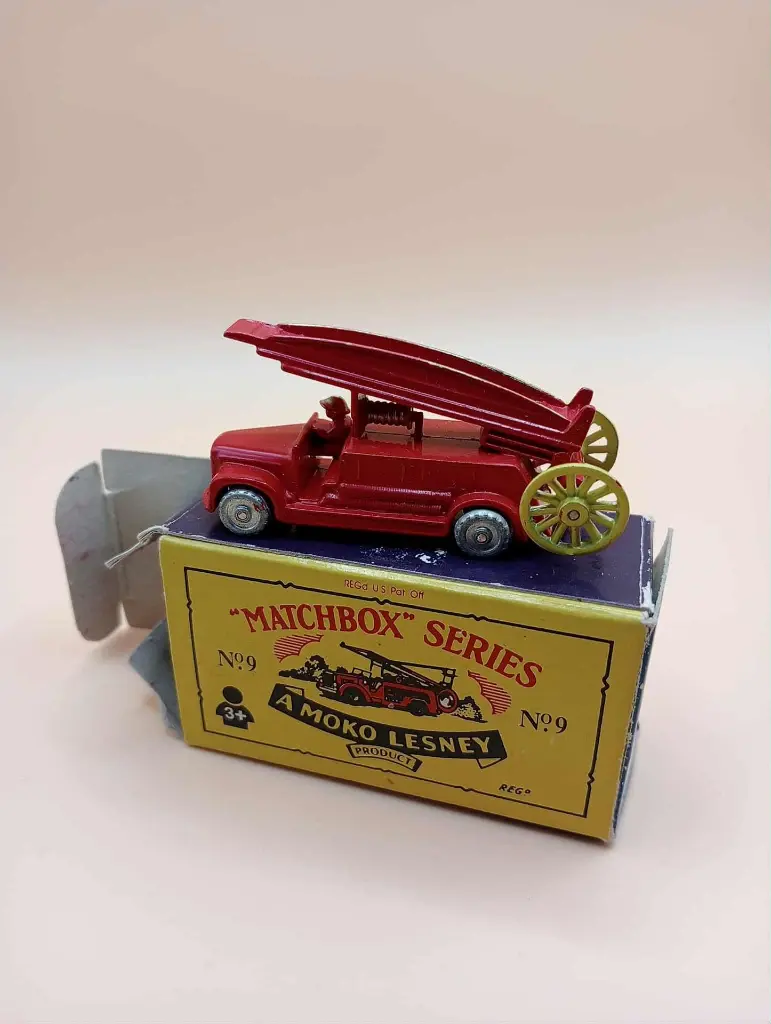 Matchbox reproduction – Camion de pompiers n°9 avec boîte style Moko Lesney