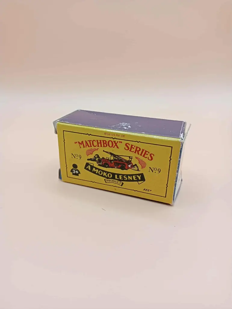 Matchbox reproduction – Camion de pompiers n°9 avec boîte style Moko Lesney