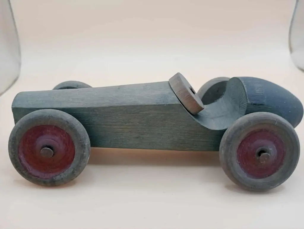 Voiture en bois artisanale vintage