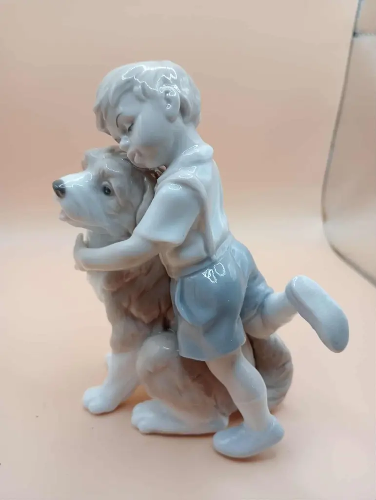 Figurine en porcelaine fine – signée Myra