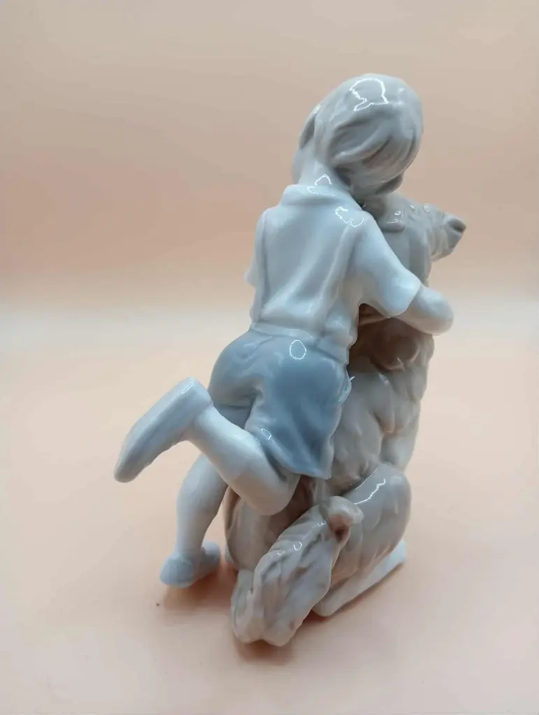 Figurine en porcelaine fine – signée Myra