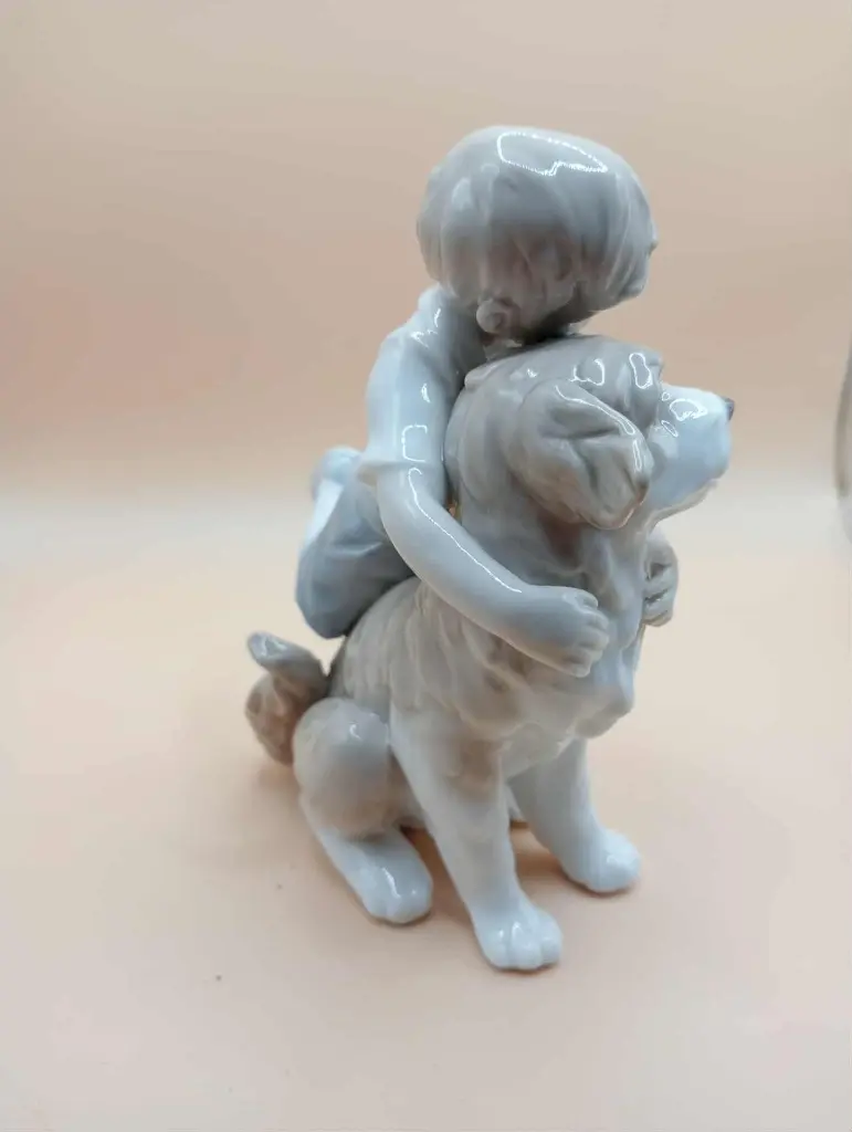 Figurine en porcelaine fine – signée Myra