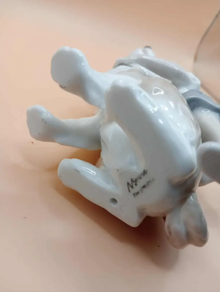 Figurine en porcelaine fine – signée Myra