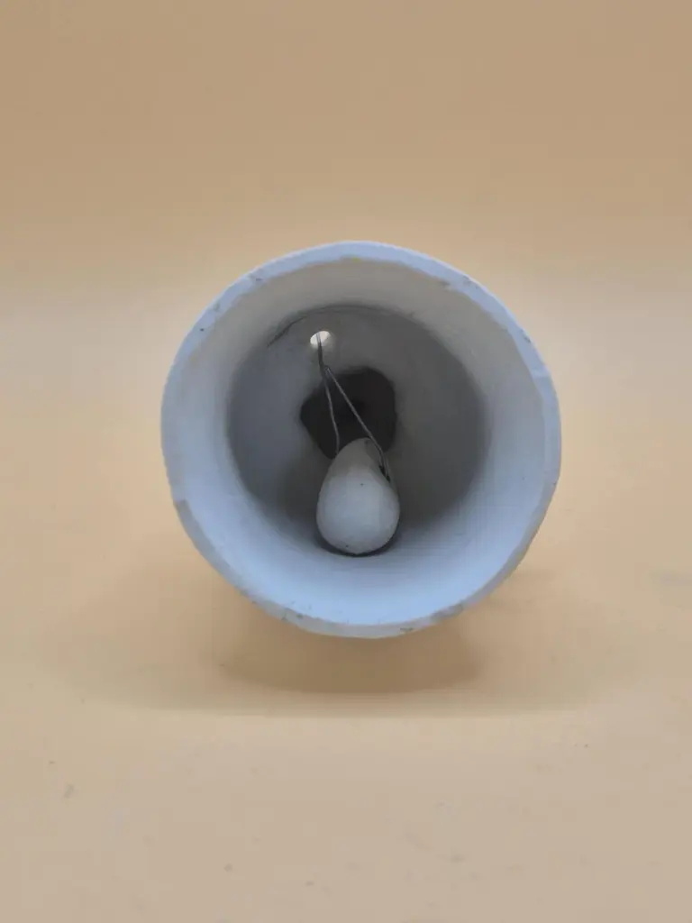 Cloche en porcelaine – fillette à la flûte – sans signature