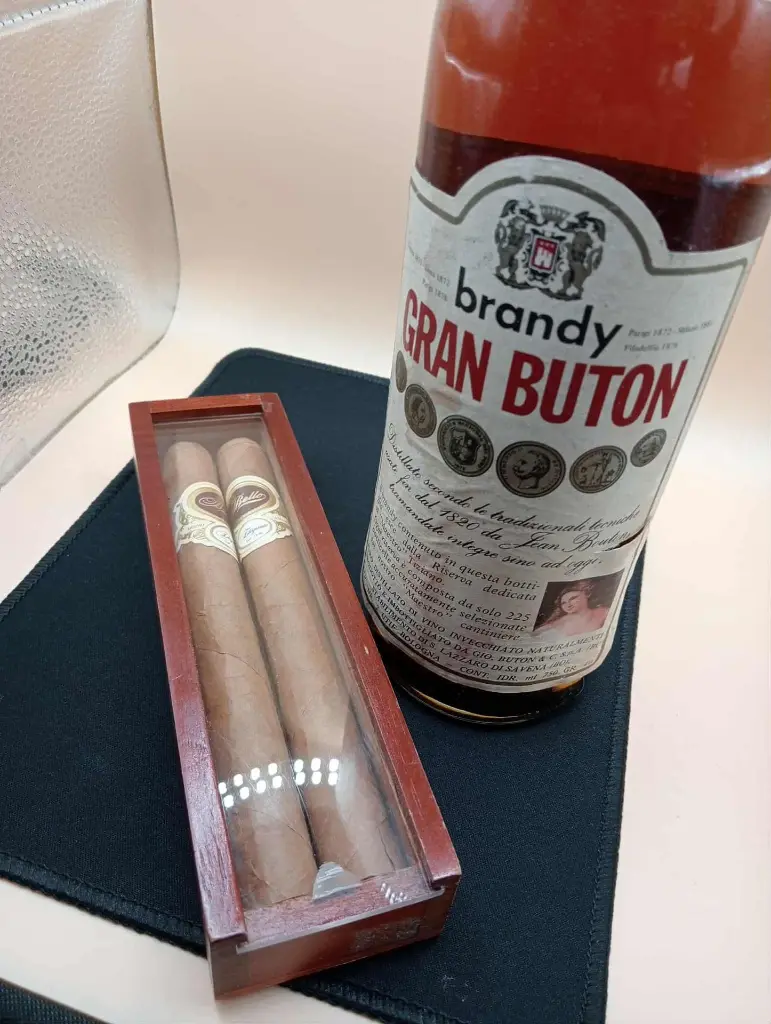 2 cigares Elegante Bello dans un étui Churchill