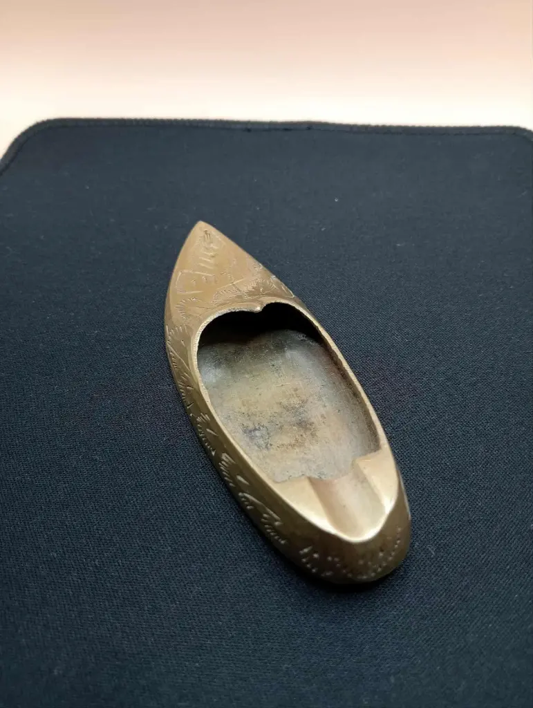 Mini cendrier en laiton gravé – 10,5 cm