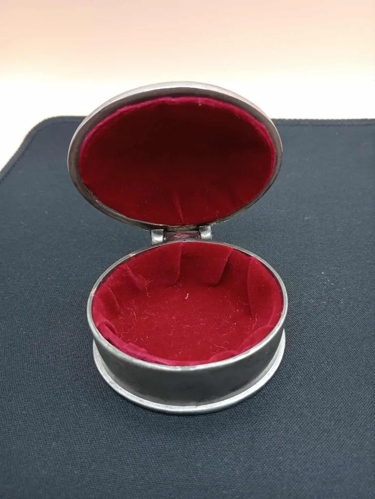 Boîte ovale en métal argenté, intérieur velours rouge
