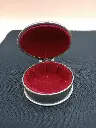 Boîte ovale en métal argenté, intérieur velours rouge