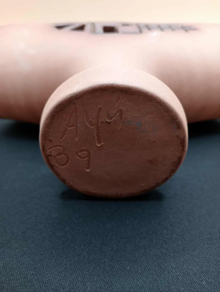 Porte-serviettes en céramique – scène rurale gravée – signé "AYM 89"