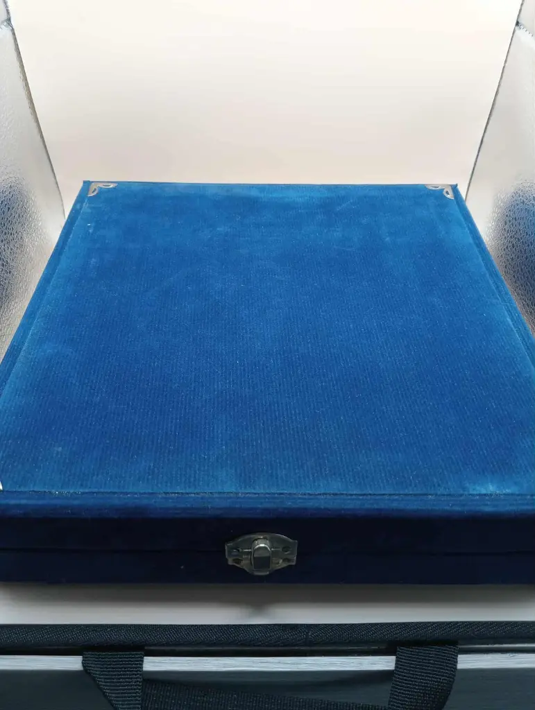 Jeu d’échecs artisanal – Coffret 25 × 25 cm – signé Moustafa Hafez (Égypte)