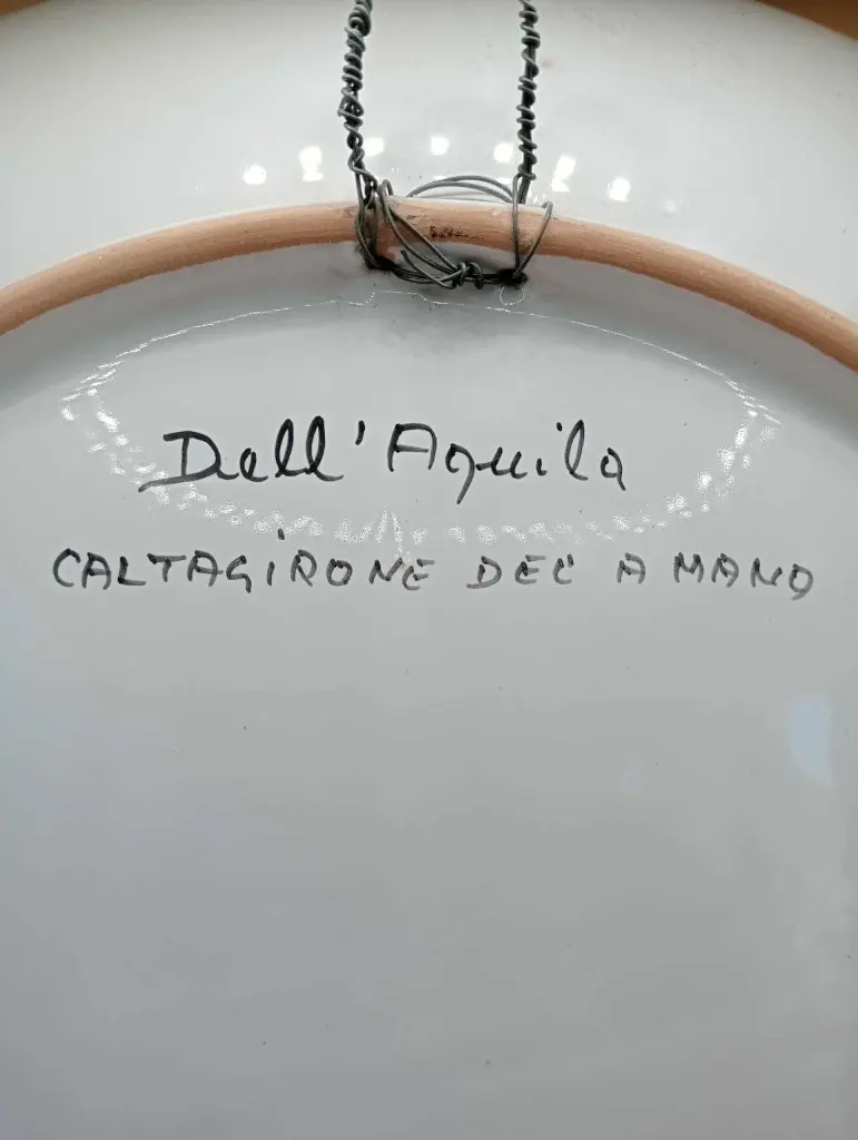 Assiette faïence Caltagirone 31,5 cm — Dell'Aquila, décor à la main, triskelion sicilien