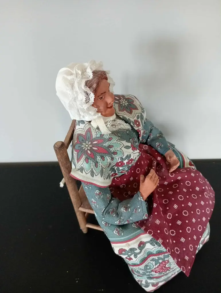 Vieille dame assise sur chaise – Terre cuite