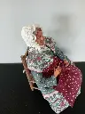 Vieille dame assise sur chaise – Terre cuite