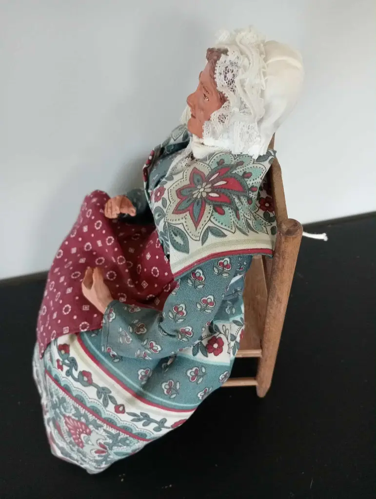 Vieille dame assise sur chaise – Terre cuite