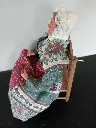 Vieille dame assise sur chaise – Terre cuite