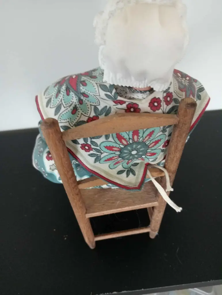 Vieille dame assise sur chaise – Terre cuite
