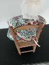 Vieille dame assise sur chaise – Terre cuite