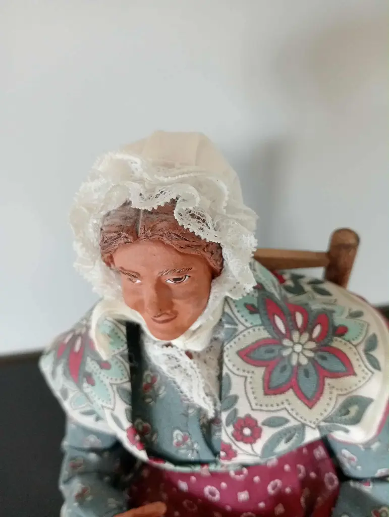 Vieille dame assise sur chaise – Terre cuite