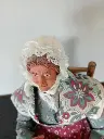Vieille dame assise sur chaise – Terre cuite