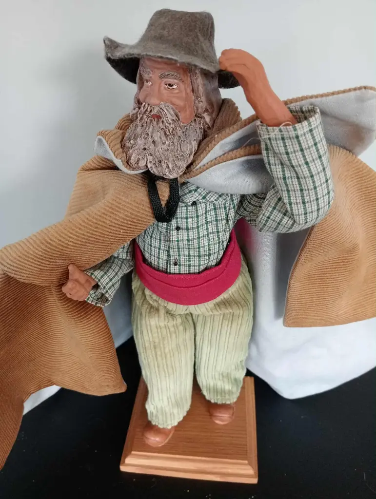 Figurine – Vieil homme en cape de velours