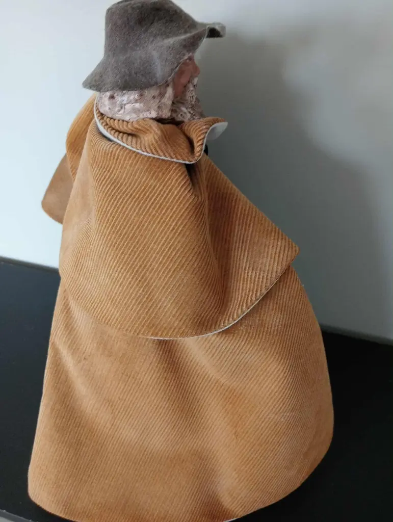 Figurine – Vieil homme en cape de velours