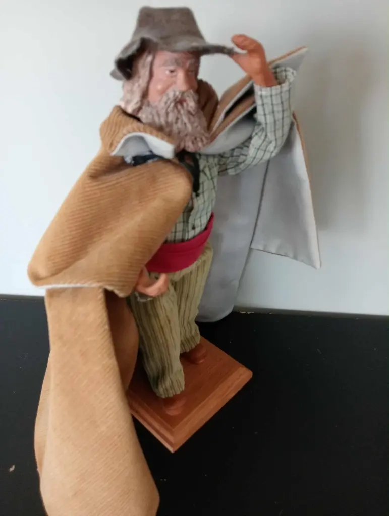 Figurine – Vieil homme en cape de velours