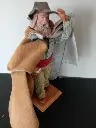 Figurine – Vieil homme en cape de velours