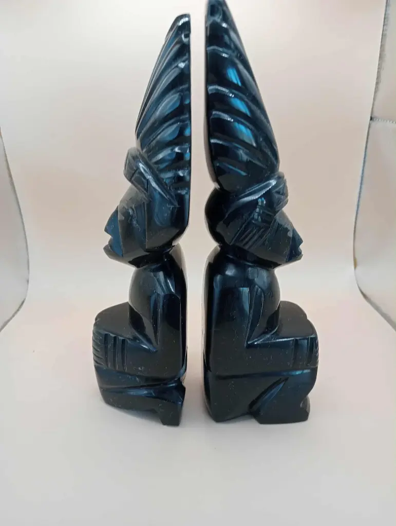 Ensemble de 2 statues art précolombien / incas – Postures assises à couvre-chef – 21 cm