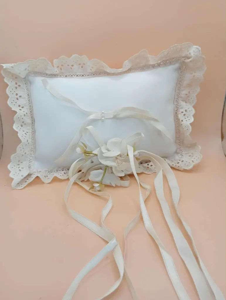 Coussin d’alliance vintage 24×16 cm – Dentelle & cérémonie