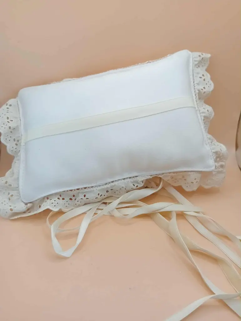 Coussin d’alliance vintage 24×16 cm – Dentelle & cérémonie