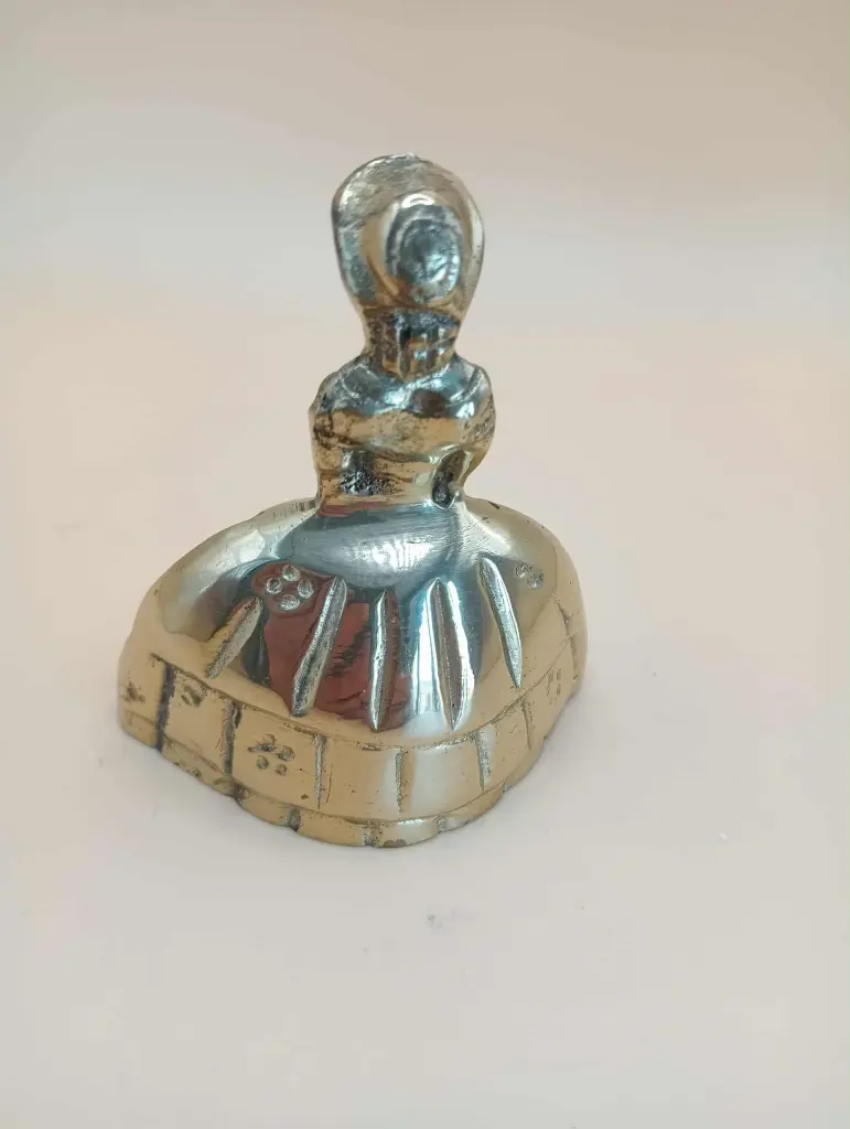 Cloche décorative en métal – Dame en robe – 8 cm