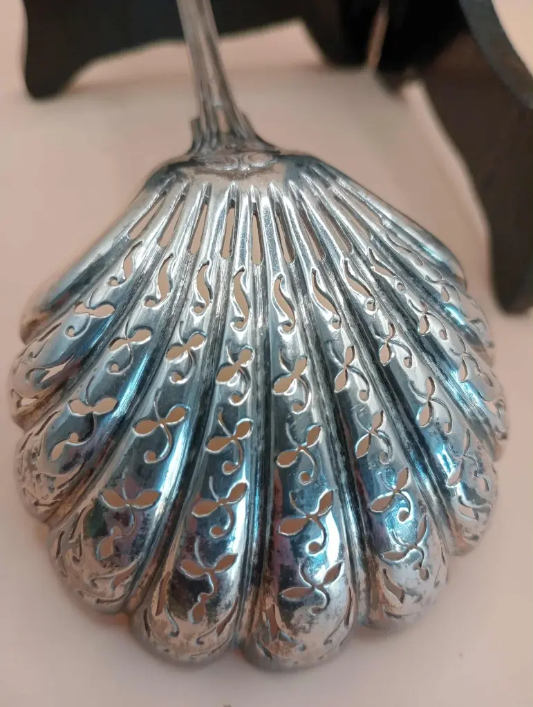 Grande cuillère de service ajourée – métal argenté ou argent – 20,5 cm