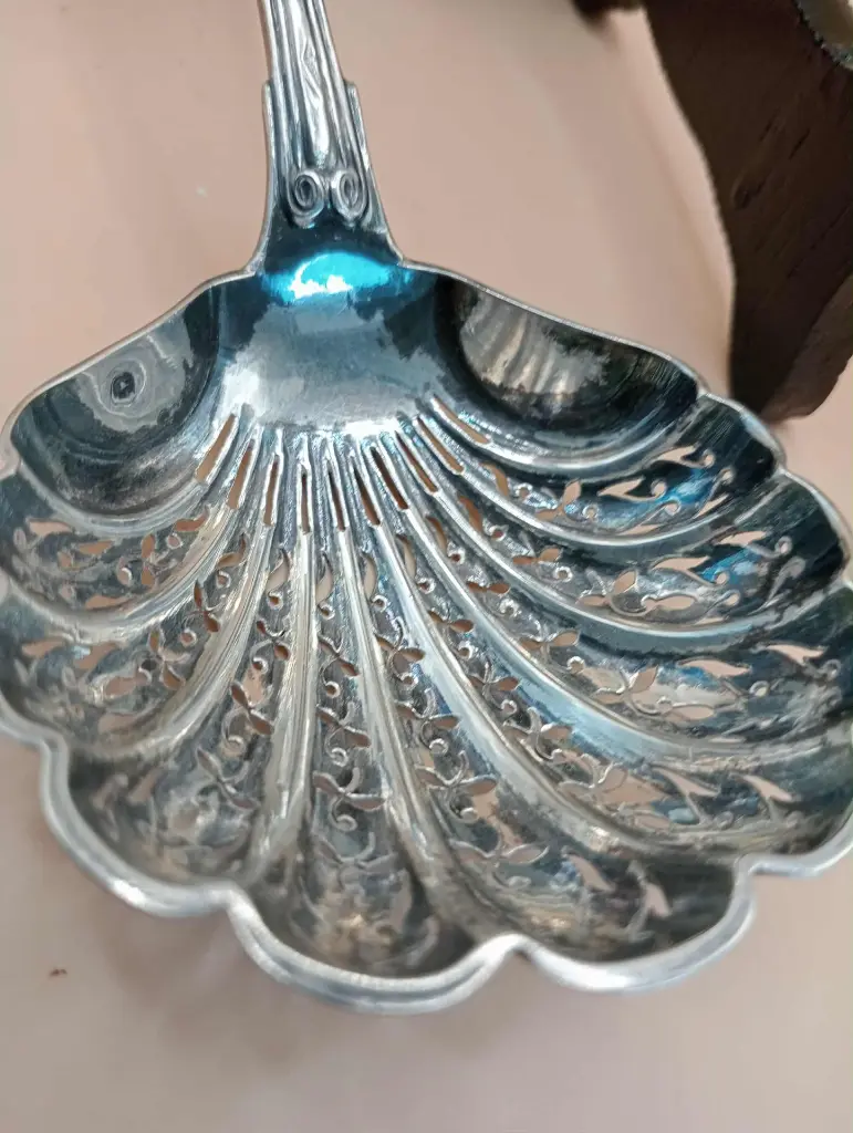 Grande cuillère de service ajourée – métal argenté ou argent – 20,5 cm