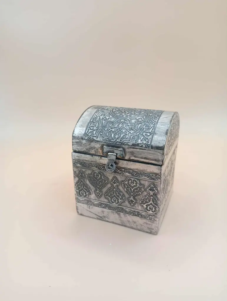 Petit coffre décoratif en aluminium gravé – 7 × 5,5 cm
