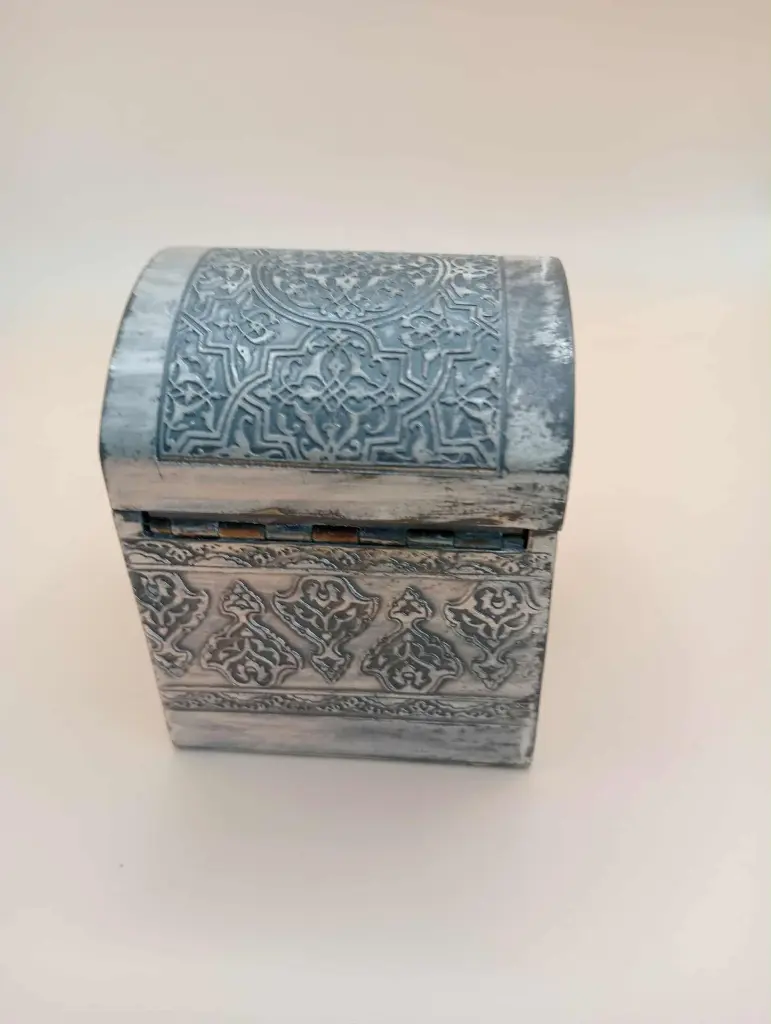 Petit coffre décoratif en aluminium gravé – 7 × 5,5 cm