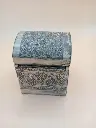 Petit coffre décoratif en aluminium gravé – 7 × 5,5 cm