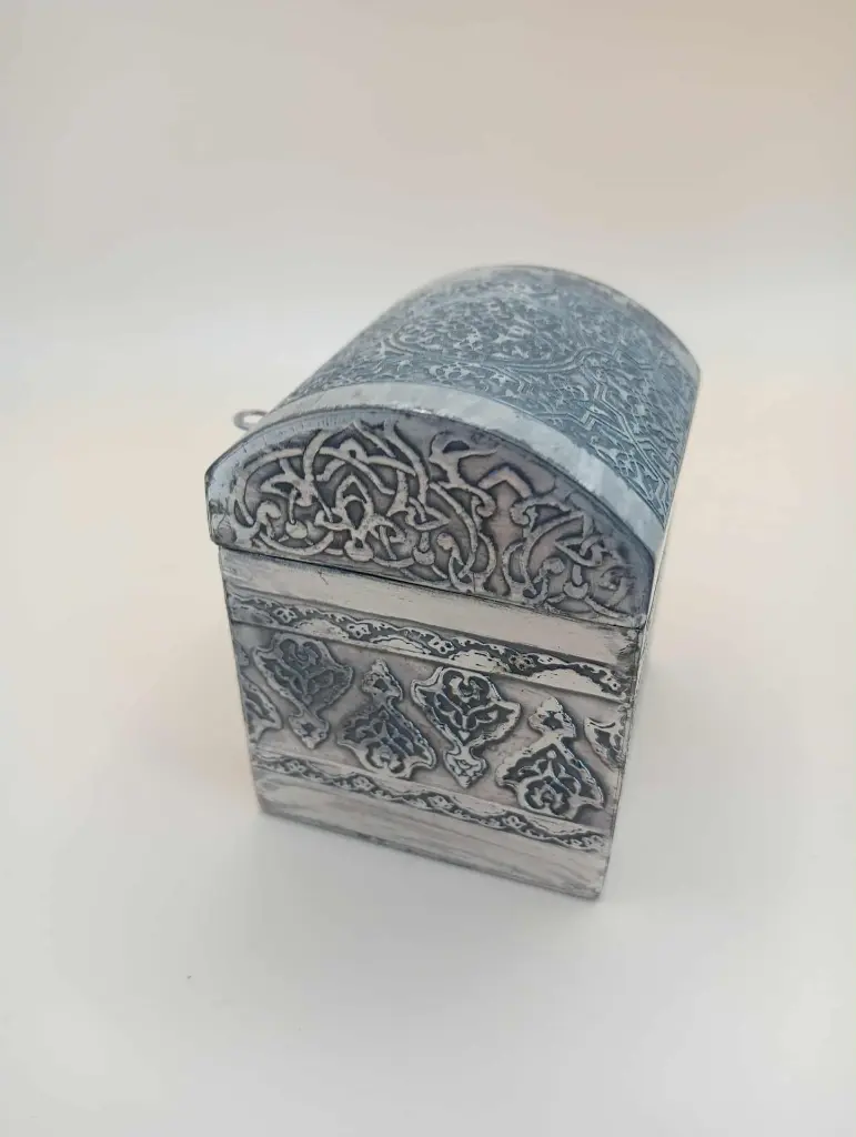 Petit coffre décoratif en aluminium gravé – 7 × 5,5 cm