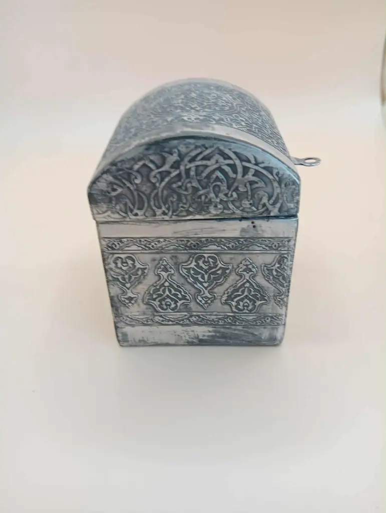 Petit coffre décoratif en aluminium gravé – 7 × 5,5 cm