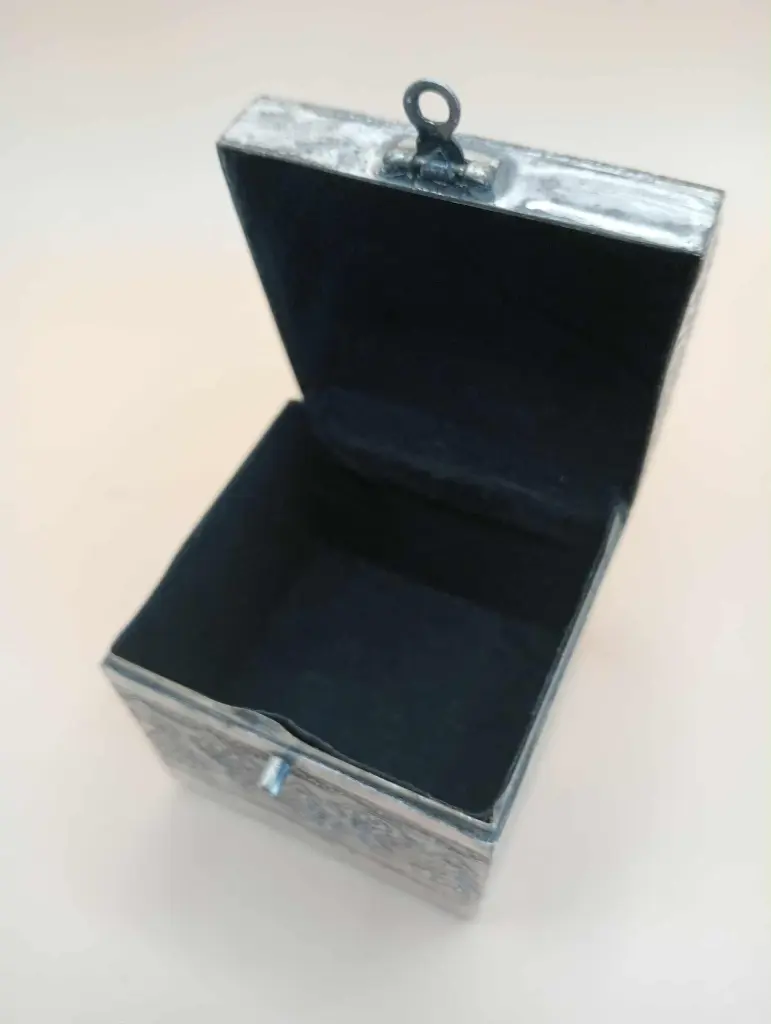 Petit coffre décoratif en aluminium gravé – 7 × 5,5 cm