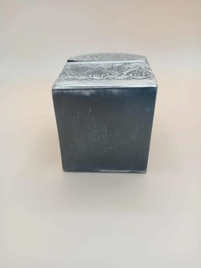 Petit coffre décoratif en aluminium gravé – 7 × 5,5 cm
