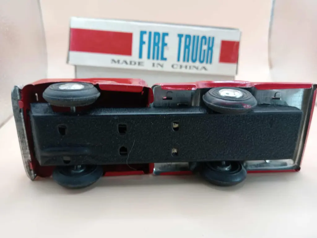 Camion de pompiers en tôle (tin toy)