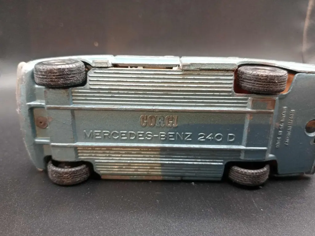 CORGI Mercedes-Benz 240 D – Voiture miniature vintage