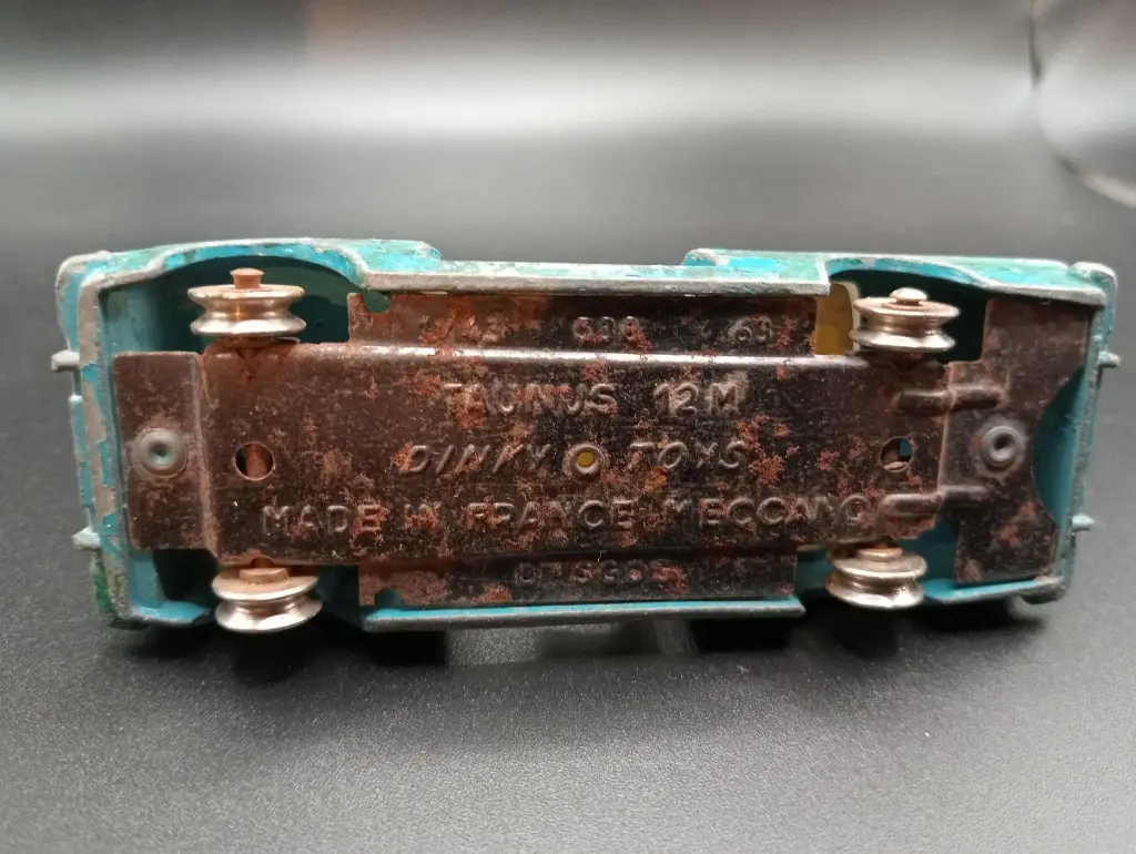 Dinky Toys Ford Taunus 12 M – Made in France by Meccano – Réf. 818 (années 1960)