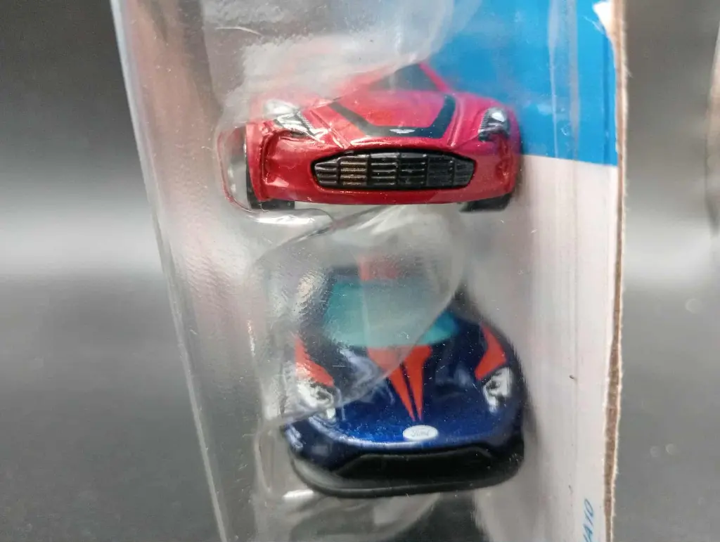 Coffret Hot Wheels 2 voitures – Série course – État neuf sous blister