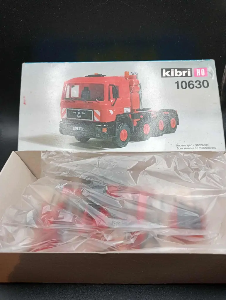 Maquette KIBRI HO 10630 – Camion MAN rouge multi-essieux – Échelle 1/87 – Édition 2000