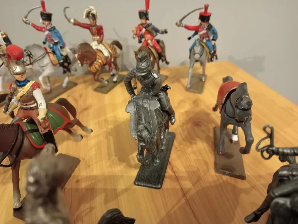 Lot de 12 cavaliers vintage – 8 Starlux + 4 non identifiés – Soldats de plomb – Époques mixtes – État d’origine