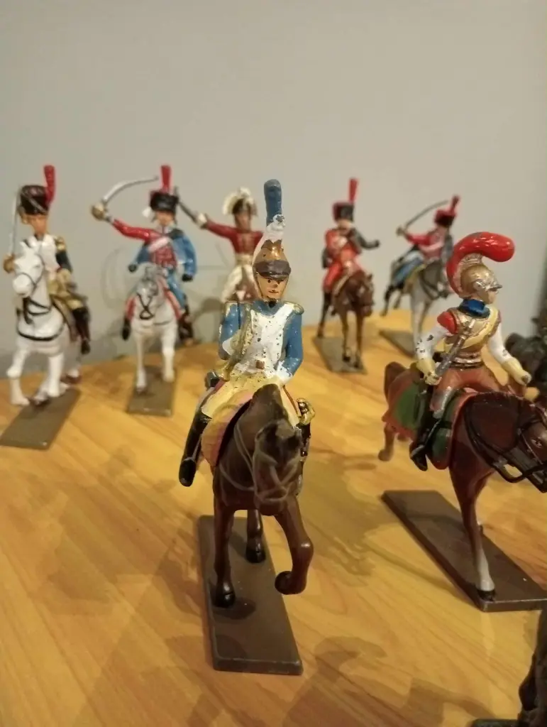 Lot de 12 cavaliers vintage – 8 Starlux + 4 non identifiés – Soldats de plomb – Époques mixtes – État d’origine