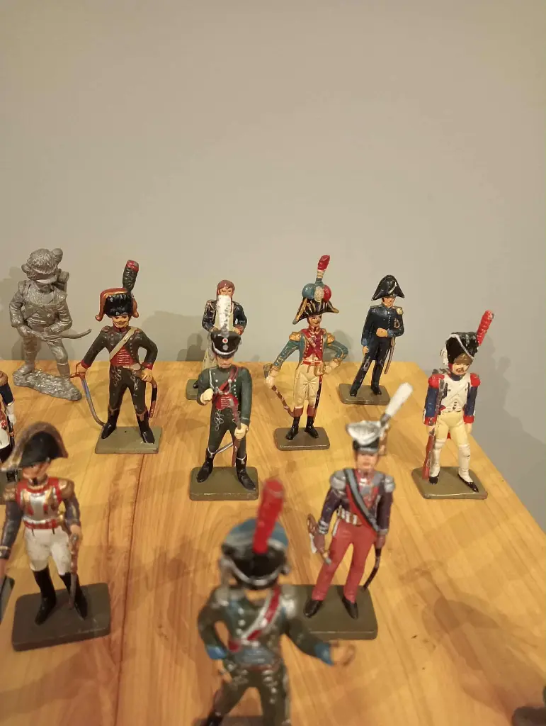 Lot de 25 soldats de plomb – Majorité Starlux – Figurines militaires vintage – Quelques non identifiés – État d’origine