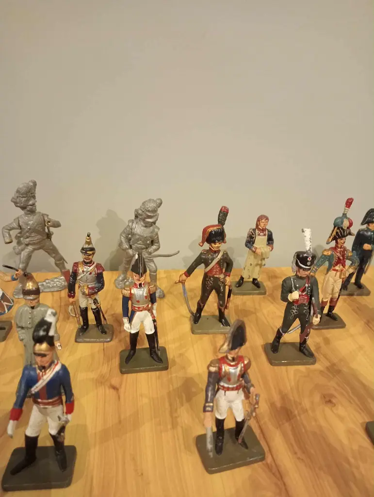 Lot de 25 soldats de plomb – Majorité Starlux – Figurines militaires vintage – Quelques non identifiés – État d’origine